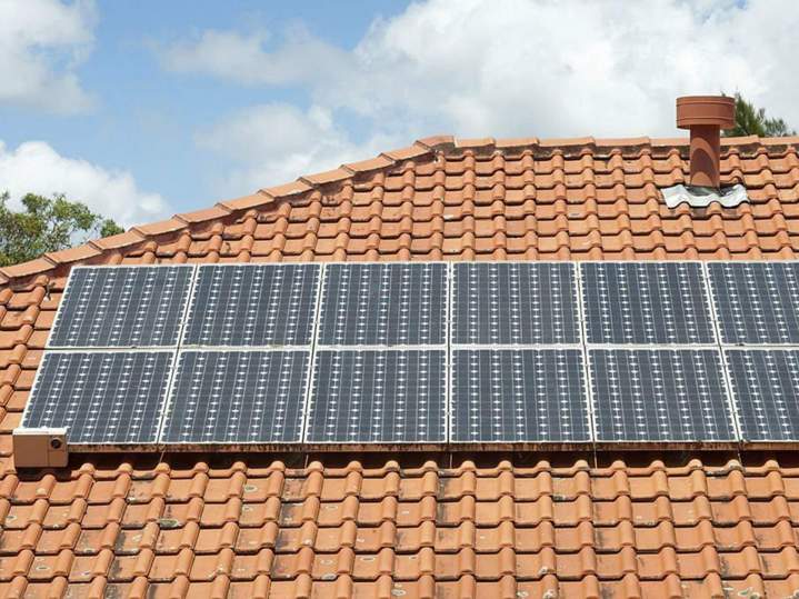 Travaux d'installation de panneaux photovoltaïques à Saint Dié des Vosges